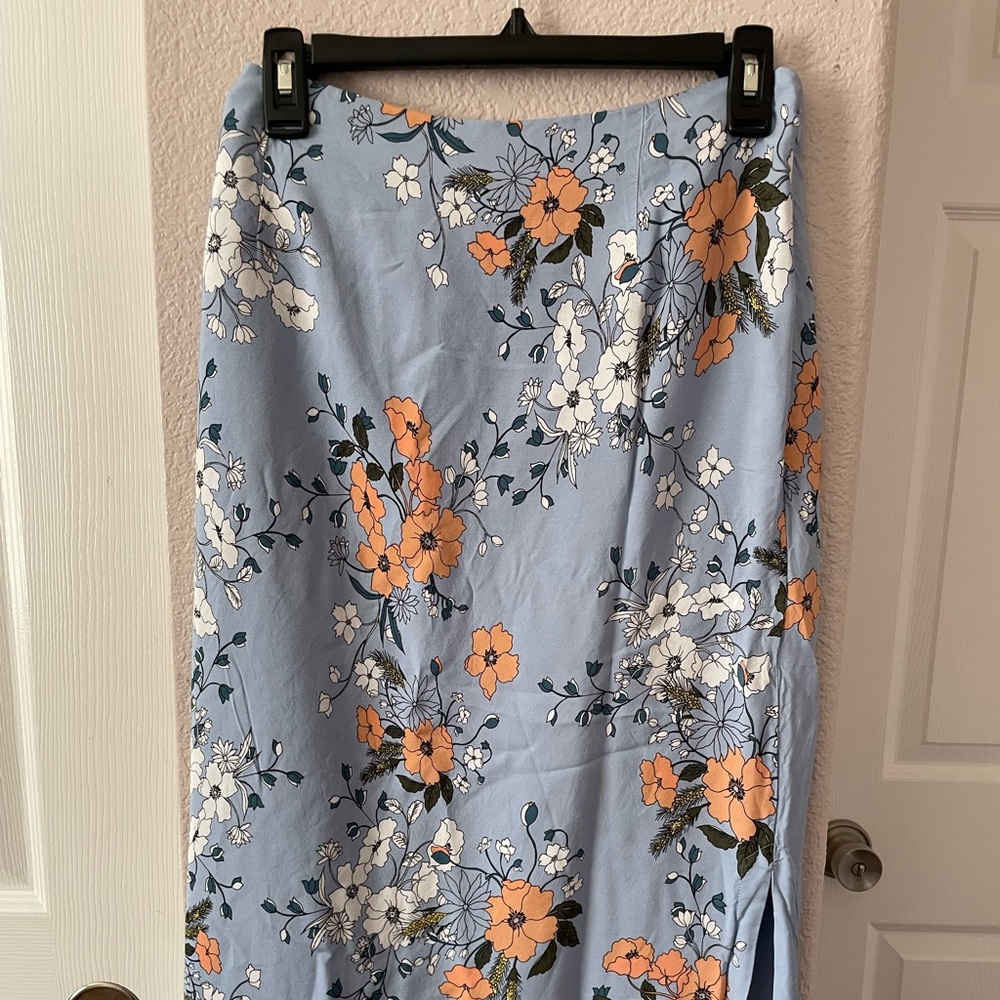 Great summer skirt with a plain white shirt! Perfect for the day out!